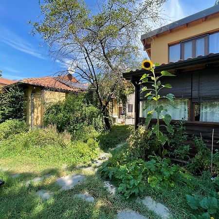 Green Oasis On Water In The Center Of Milan Extérieur photo