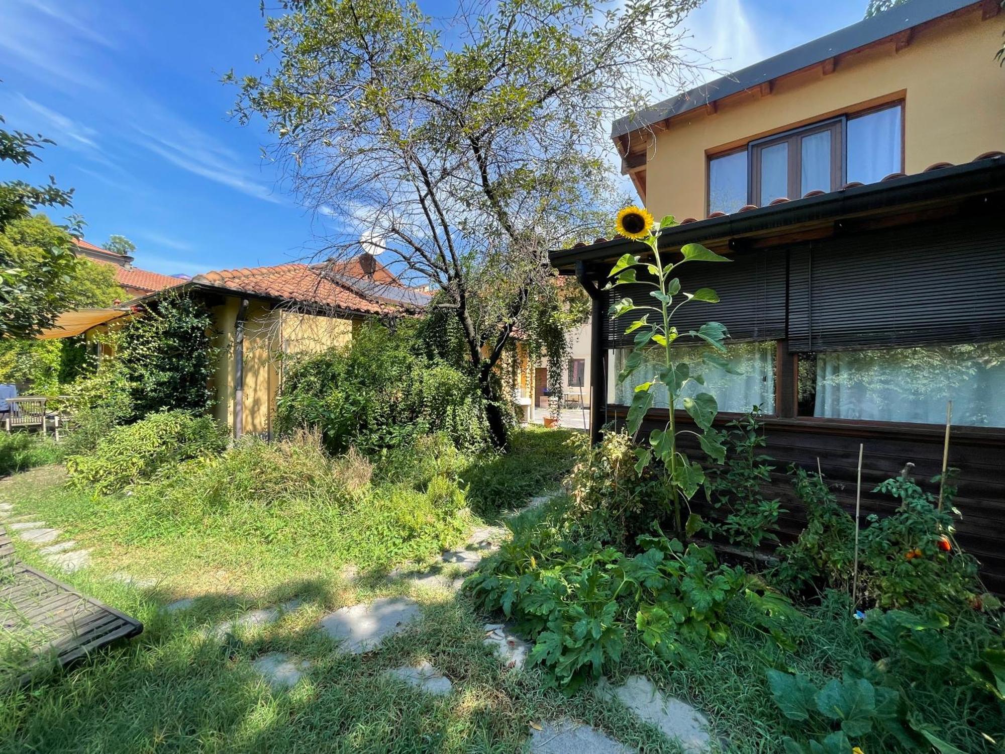 Green Oasis On Water In The Center Of Milan Extérieur photo