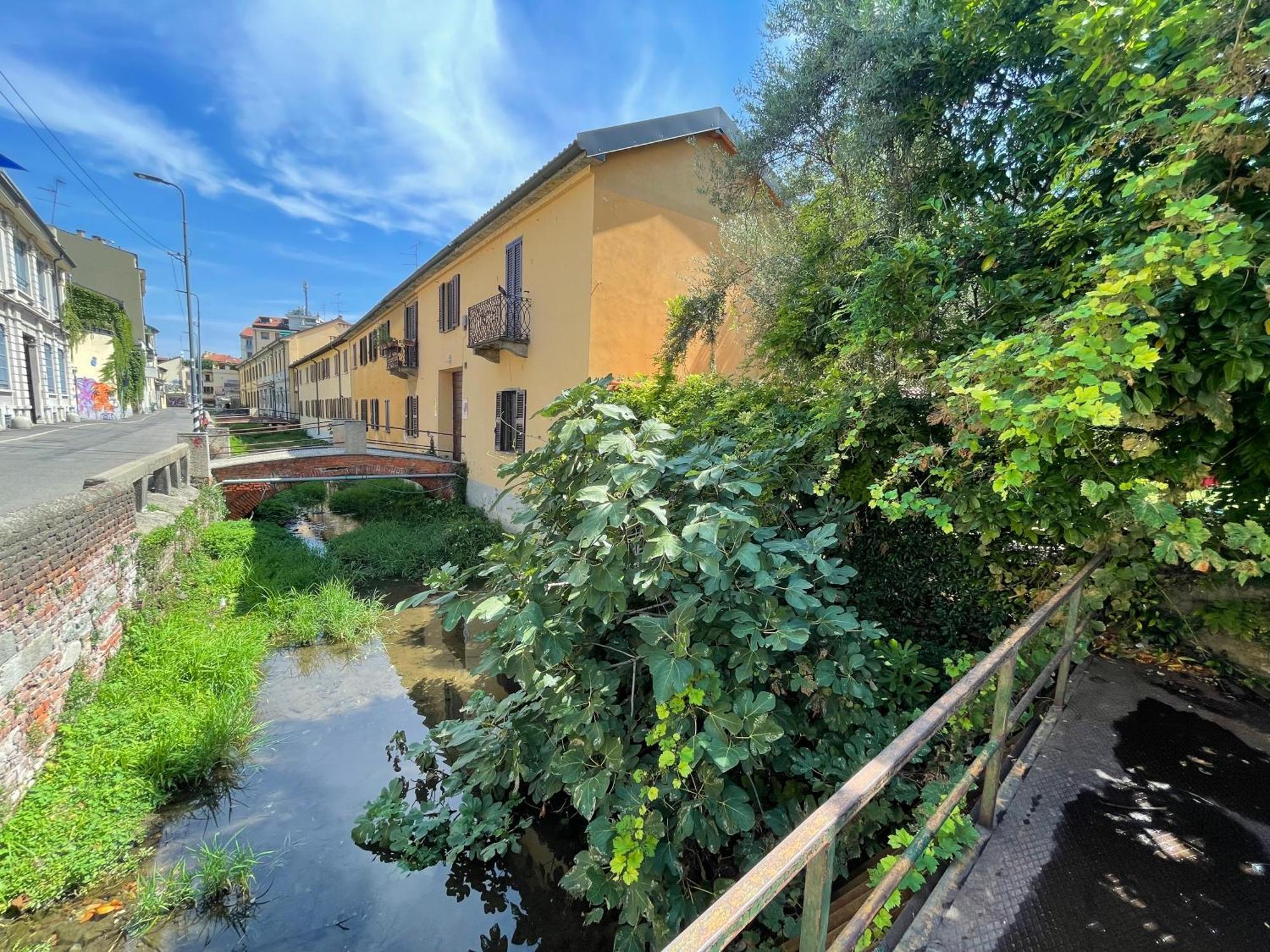 Green Oasis On Water In The Center Of Milan Extérieur photo